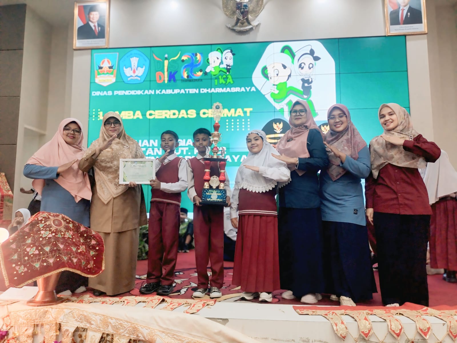  Penyerahan Hadiah Juara 1 oleh Sekretaris Disdik Dharmasraya didampingi kasi pembinaan peserta didik dan karakter